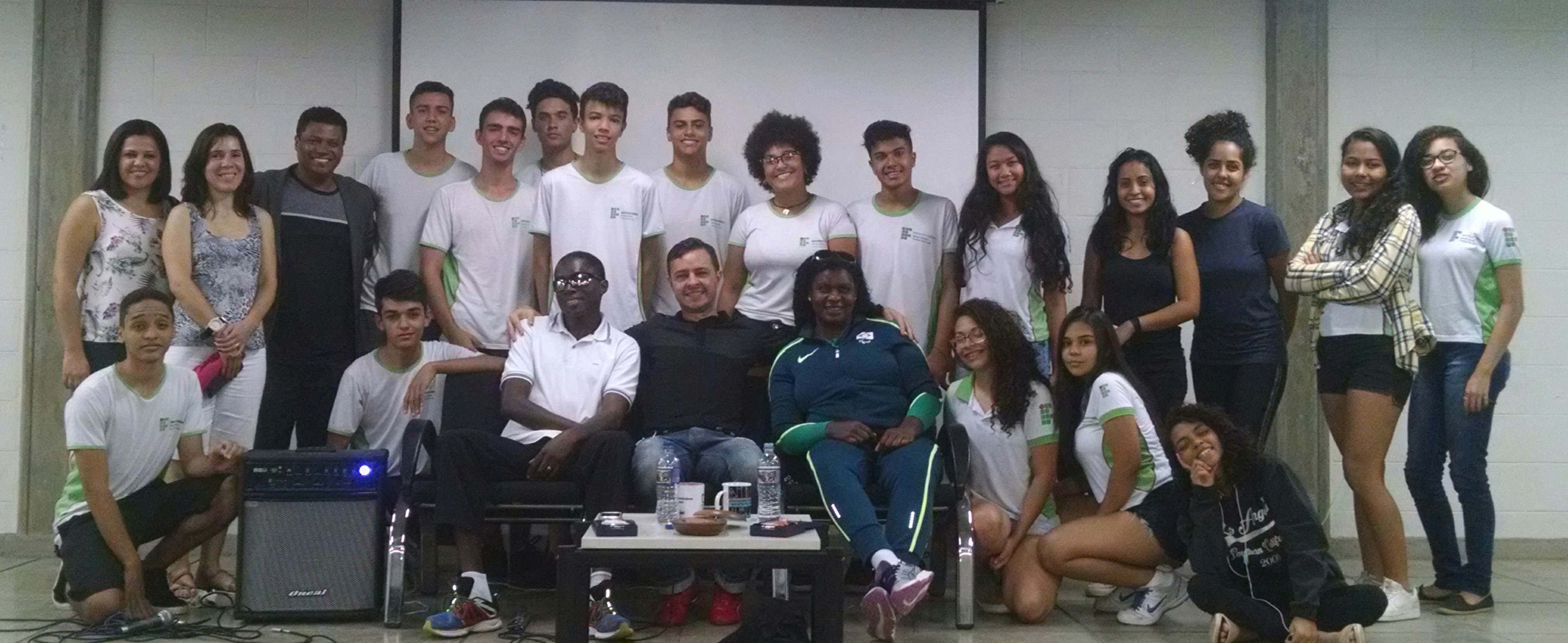 Imagem na horizontal com palestrantes Anderson e Izabela e Professor responsável pela atividade, Paulo Vieira.  Ao redor alunos do 2º ano do ensino médio integrado em Edificações. 